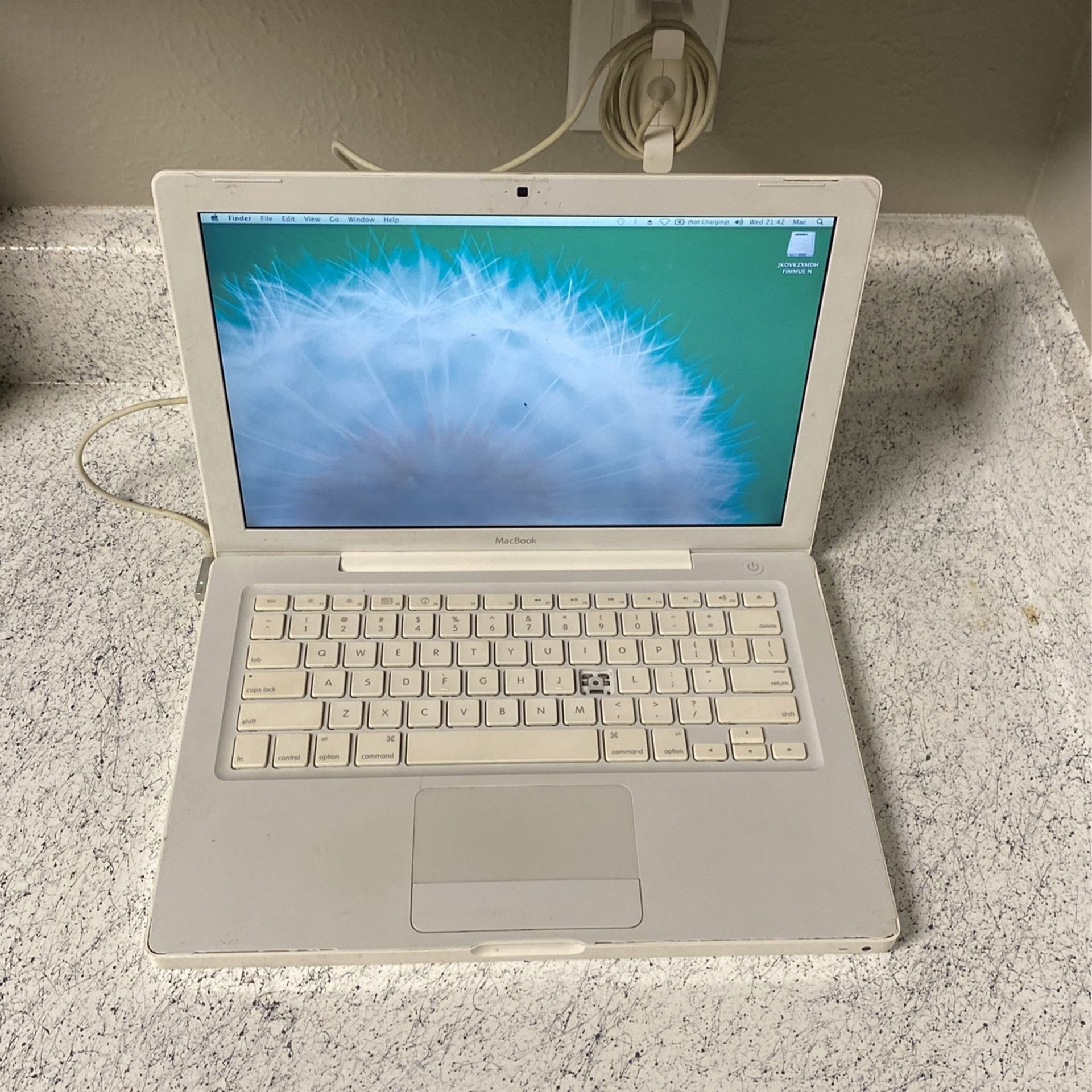 Vintage Apple MACBOOK 4.1 Core 2 Duo 4GB RAM 120GB HDD A1181 Laptop OSX 10.6.8