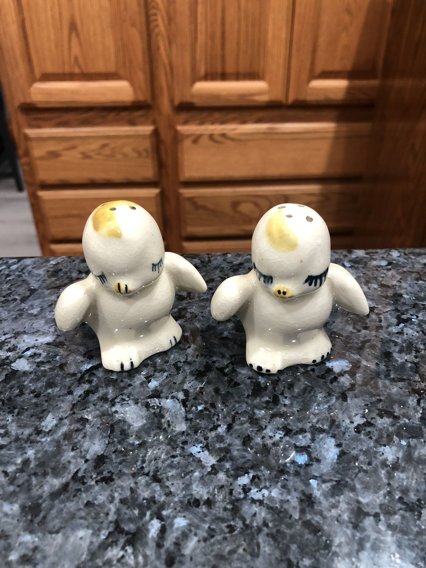 Vintage Baby Chicks pair of salt and pepper.  Size 2 1/2 inches tall.  Preowned no stoppers.  Due to age there is crackling.  Had been on display in a