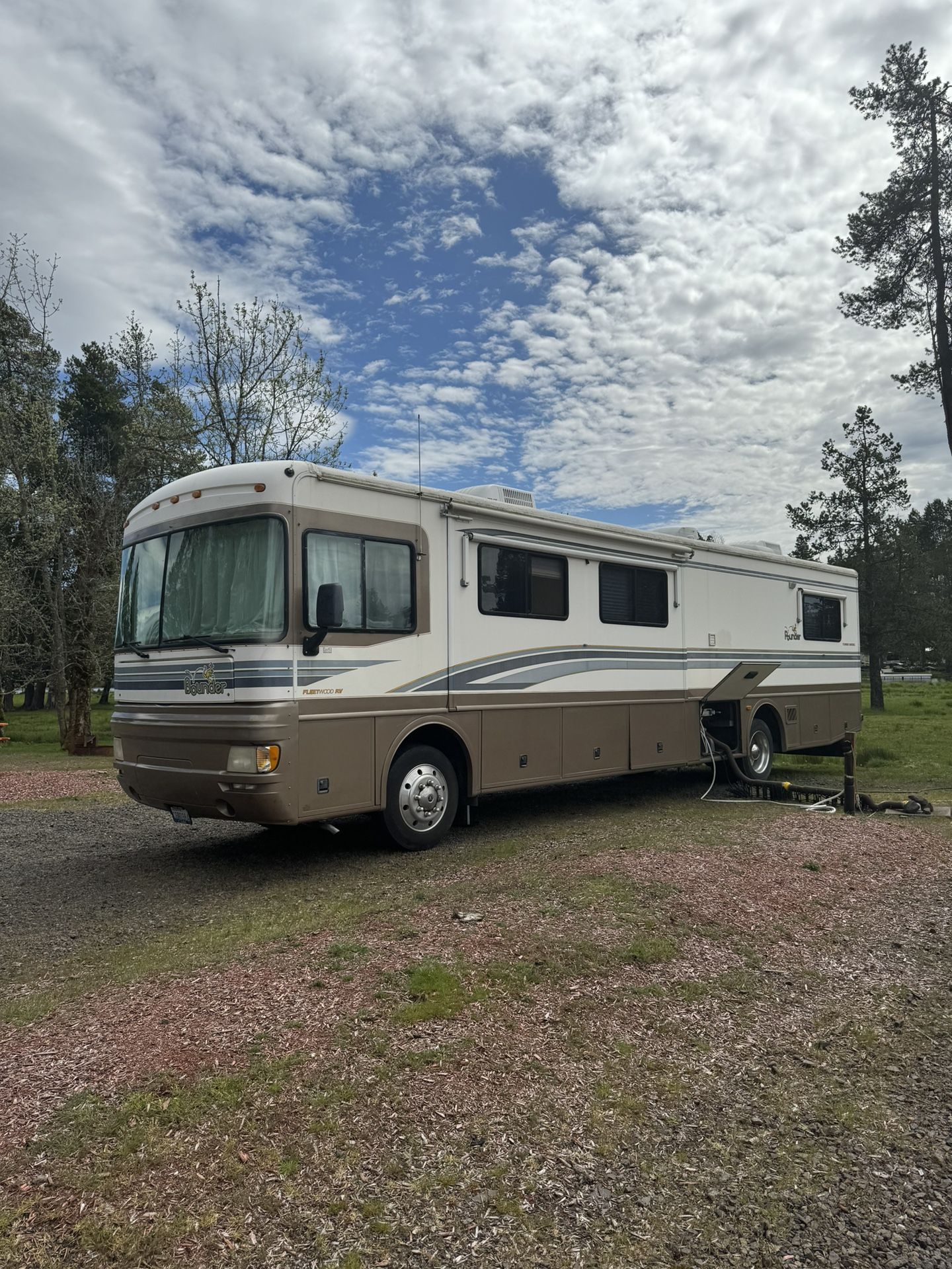RV Motorhome Fleetwood Bounder Class A Diesel 2000