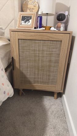 Cama con colchón y mesita de noche