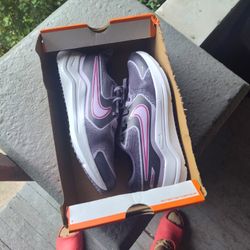 Nike Cosmic Runner GS Size 7y