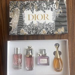 🔥【Best gift】DIOR Authentic Luxury perfume gift set, 4 bottles*30ml, Brand New With Box And Bag