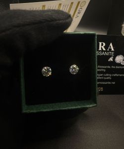 Moissanite For Use Of Ears 