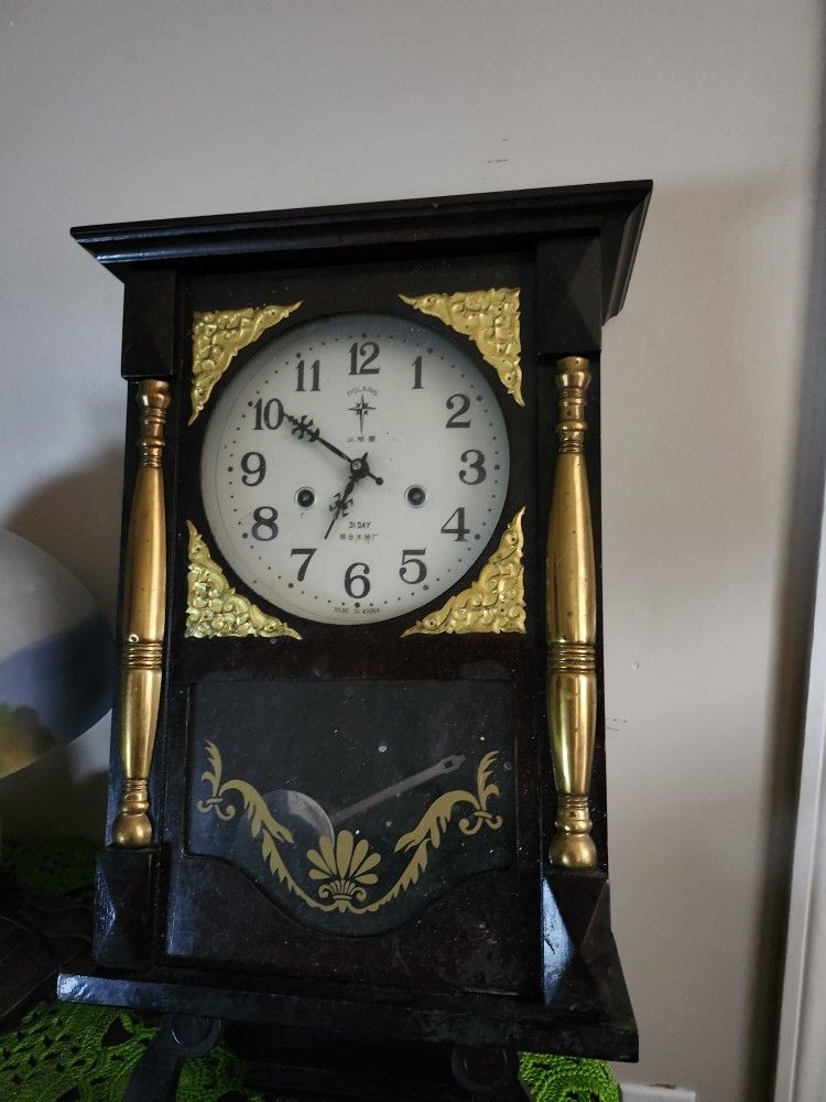 Vintage Clock ⏰️  Has Keys 🔑 Top Needs Some Glue On It 