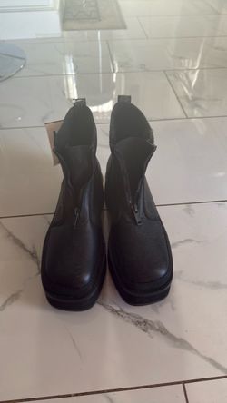 Uggs women’s bnwt boots sz 8