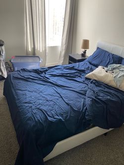 Bedroom Set: Full-sized frame w/Dresser