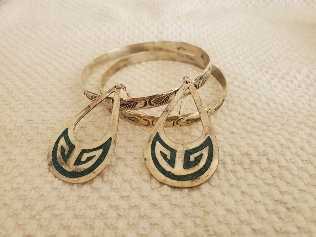 VINTAGE 2 STERLING SILVER BRACELETS AND 1 PAIR STERLING SILVER EARRINGS WITH TURQUOISE - 34GMS WEIGHT 