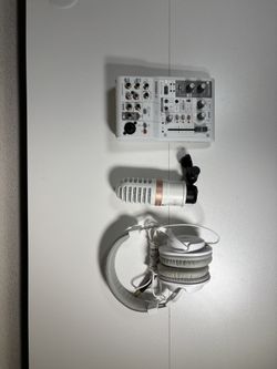 Yamaha AG03MK2 Live Stream Pack Mixer with Headphones and Mic In White