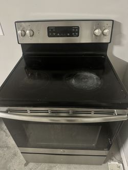 GE Free Standing 4 Burner Range.