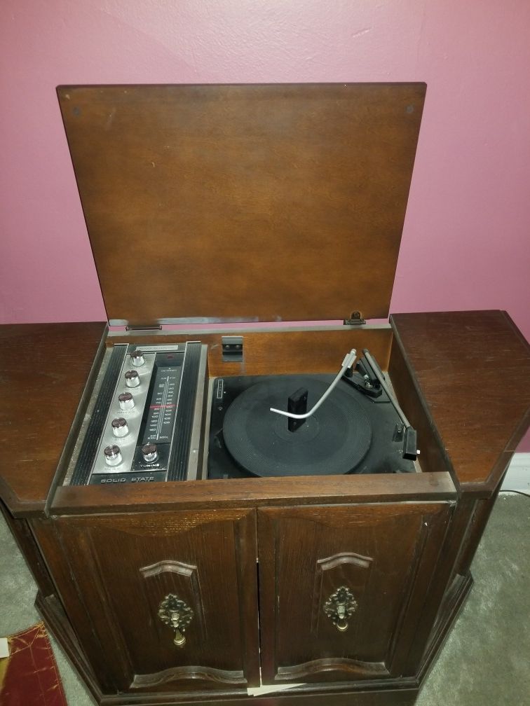 CLASSIC RECORD PLAYER!