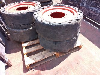 BOBCAT SEIE MODELO 740 Tires