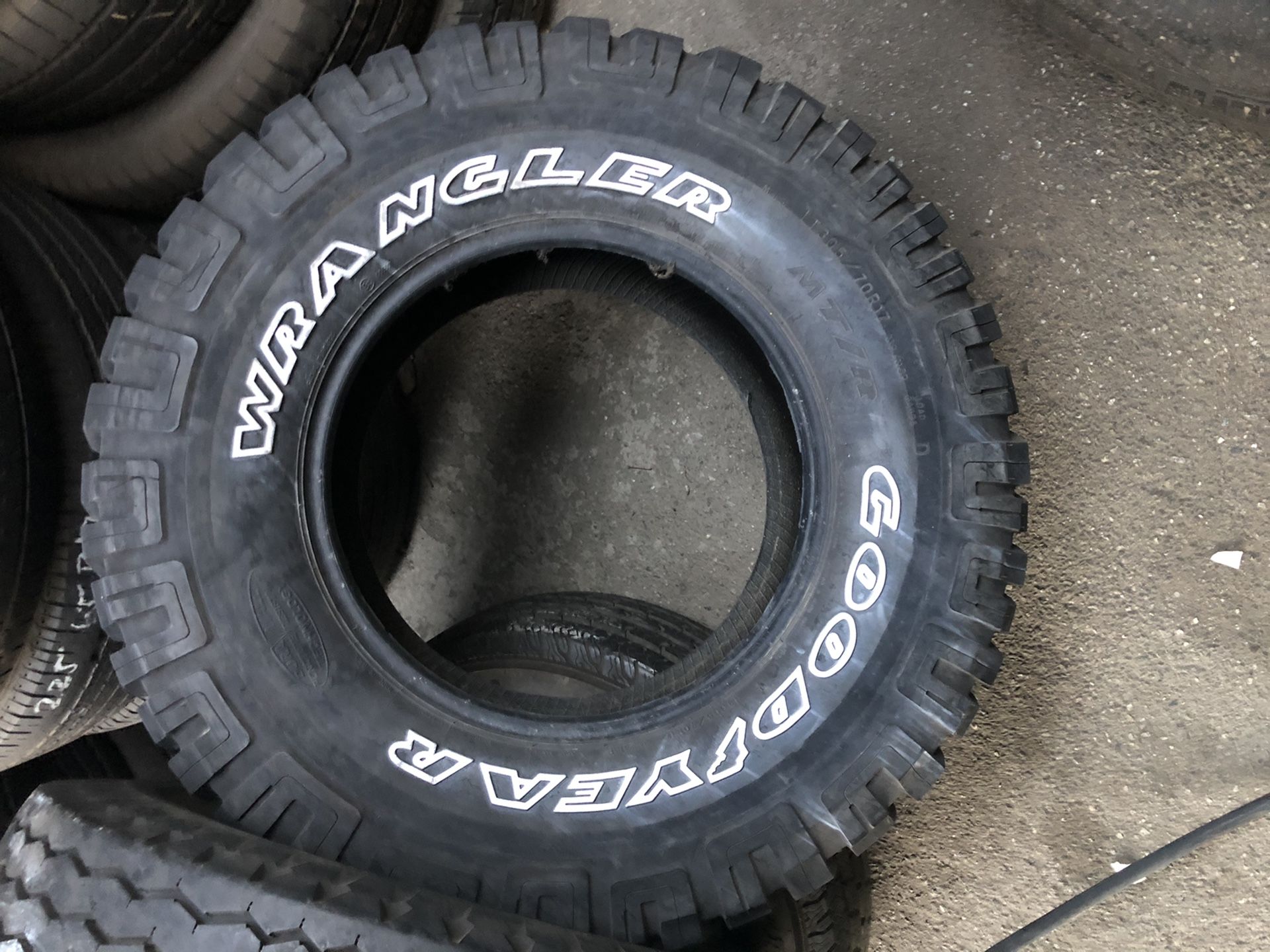 305/70/17”M/T $75 ONLY HAVE ONE