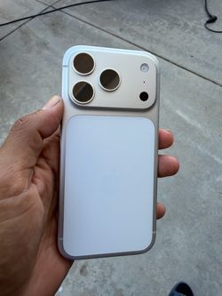 I p h o n e 17 pro 256GB silver unlocked