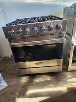 Viking brand 30-inch wide stove with 5 burners is in good condition and has a 5-month warranty.