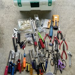 Hand tools with a storage box Set 70+