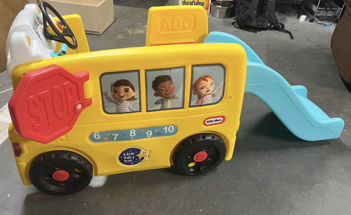 Coco Melón School Bus With Slide. Jay Jay