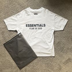 (Authentic) Men’s  Essentials Fear Of God size medium Classic white Tee 
