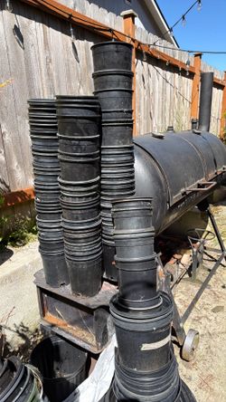 > 100 1 Gallon black plastic nursery pots
