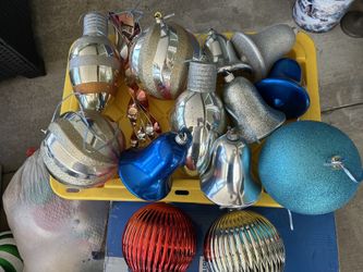 Christmas 17 Total Decor Items In Good Used Condition 