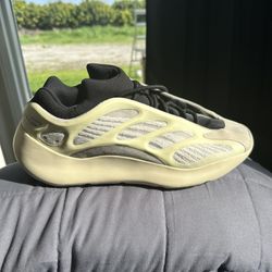 Yeezy Sneakers - glow In the dark 
