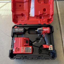 Milwaukee M18 FUEL 18V Lith-Ion Brushless Cordless 1/2 in. Impact Wrench Kit w/One 5.0 Ah Battery & Charger
