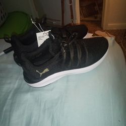 Puma Soft foam Size 6 Women's Shoe