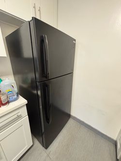 Insignia Top Freezer Refrigerator – Black – Excellent Working Condition