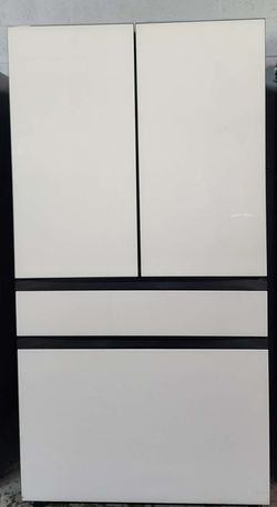 Bespoke (22 cu.ft.) Counter Depth 2-Door French Door Refrigerator with Zero Clearance Fit

Ice, two ways Chill your drinks with cubed ice or Sphere Ic