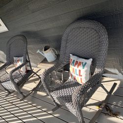 2 Wicker Rocking Chairs With Table