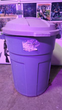 Rubbermaid Garbage can 32 gallon
