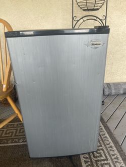 Magic Chef Mini Fridge – Works Great