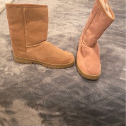 SUEDE WINTER BOOTS LINED WITH SHERPA INSIDE - SIZE 10 USED FOR A FEW HOURS ONLY CLEAN HEALS