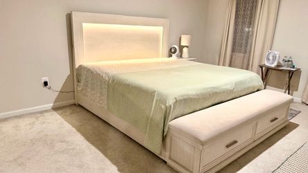 Ashley’s King-Size Bedroom Set – Pristine Condition – $1,000