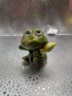 Vintage Sears Neil the Frog Mini Figurine Holding Umbrella 1-5/8" Rare Green