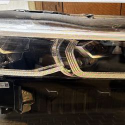 2021 BMW 750i Right Side head light 