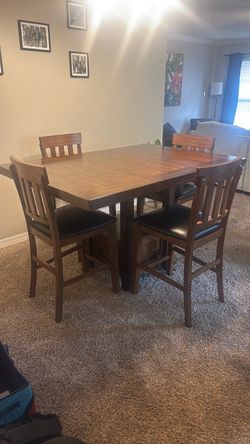Dining room table set with leaf!