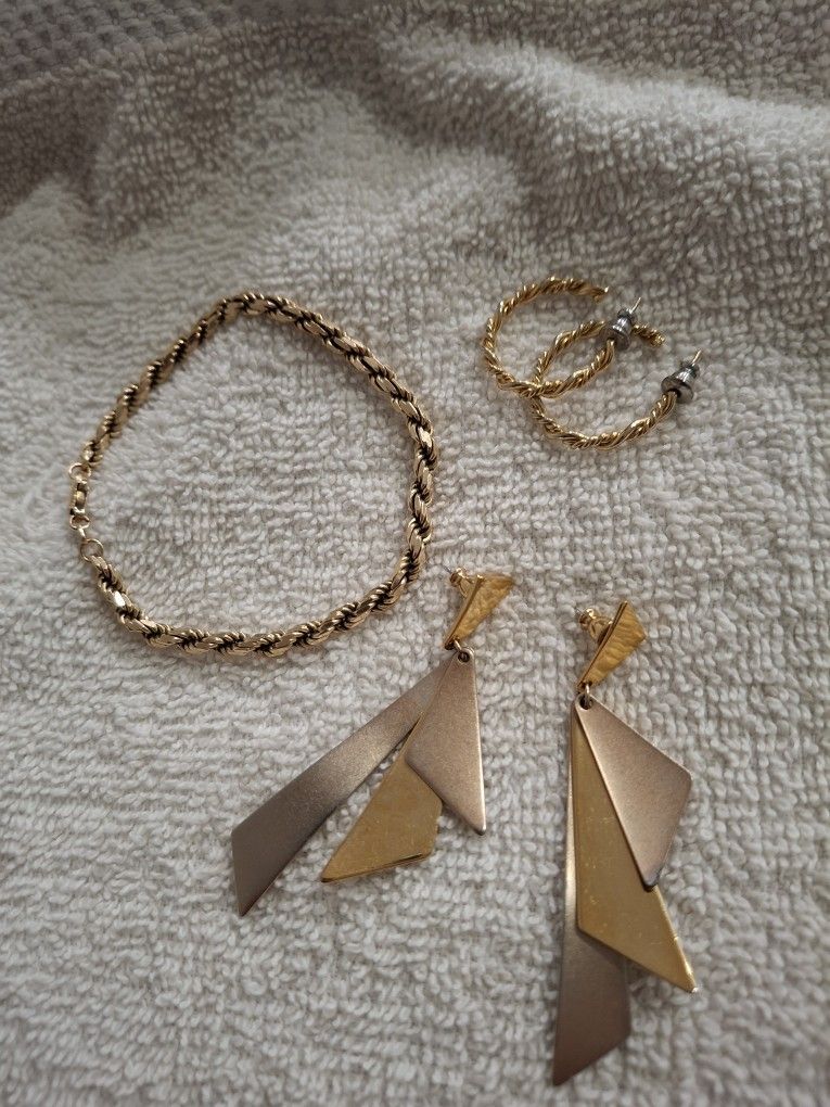 Gold Tone Pre-Owned Gold Tone Jewelry Set – Earrings, Bracelet & Hoops