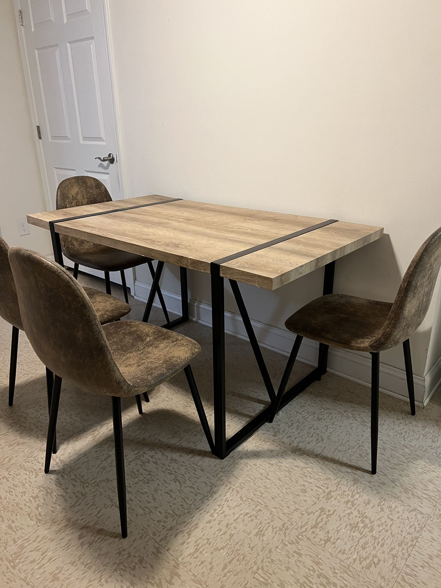 Beautiful Dining Table & Four Chairs 