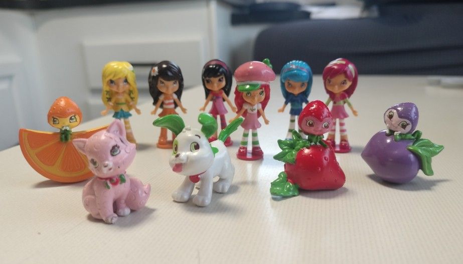 2" Tall Cake Toppers Or Collectables - Strawberry Shortcake And Friends! ( Action Figures Box)