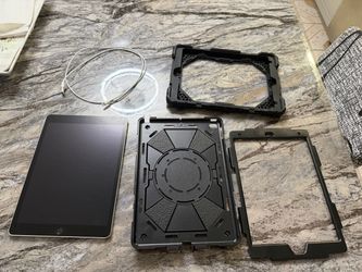 iPad 9th generation 64gb in used like new condition with a case and charger