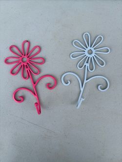 Pair of Wire Flower Metal Wall Hooks – Pink & White Decorative Accents