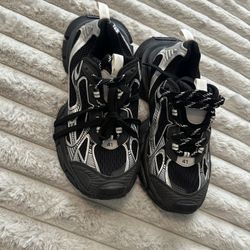 3XL DESTROYED SNEAKERS 