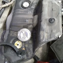 Mercedes Benz S550 2010 gas tank and many more parts