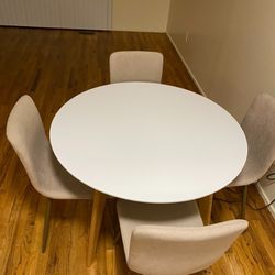 Round Dining table With 4 chairs 