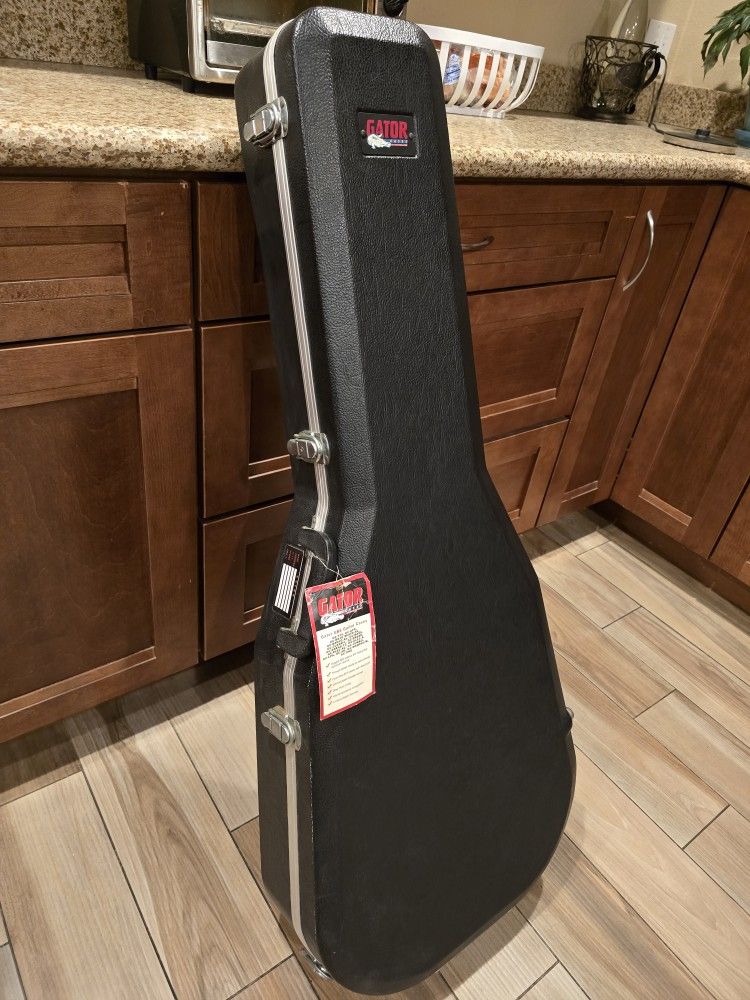 Gator Hard Case For acoustic guitar - Like New