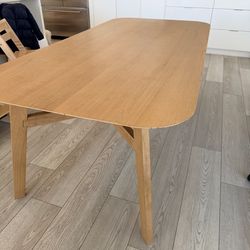 Article dining table
