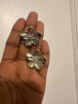 Gold Flower Stud Earrings allow