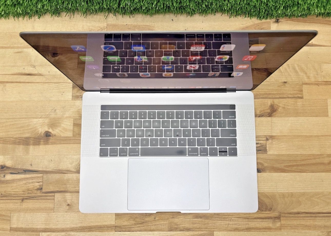 MacBook Pro 15 16Gb 500Gb I7 2020 New charger
