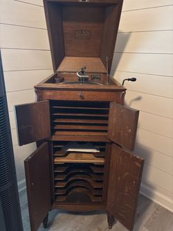 Victrola Talking Machine, hand crank record player from early 1900s