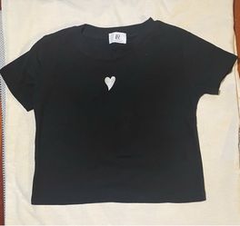 Small black tee crop fit, heart decor